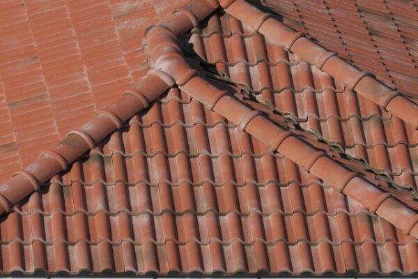 モニエル瓦の屋根のひび割れの補修方法