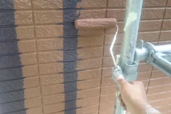 山梨県笛吹市にて外壁塗装工事、下塗り作業から始めます！