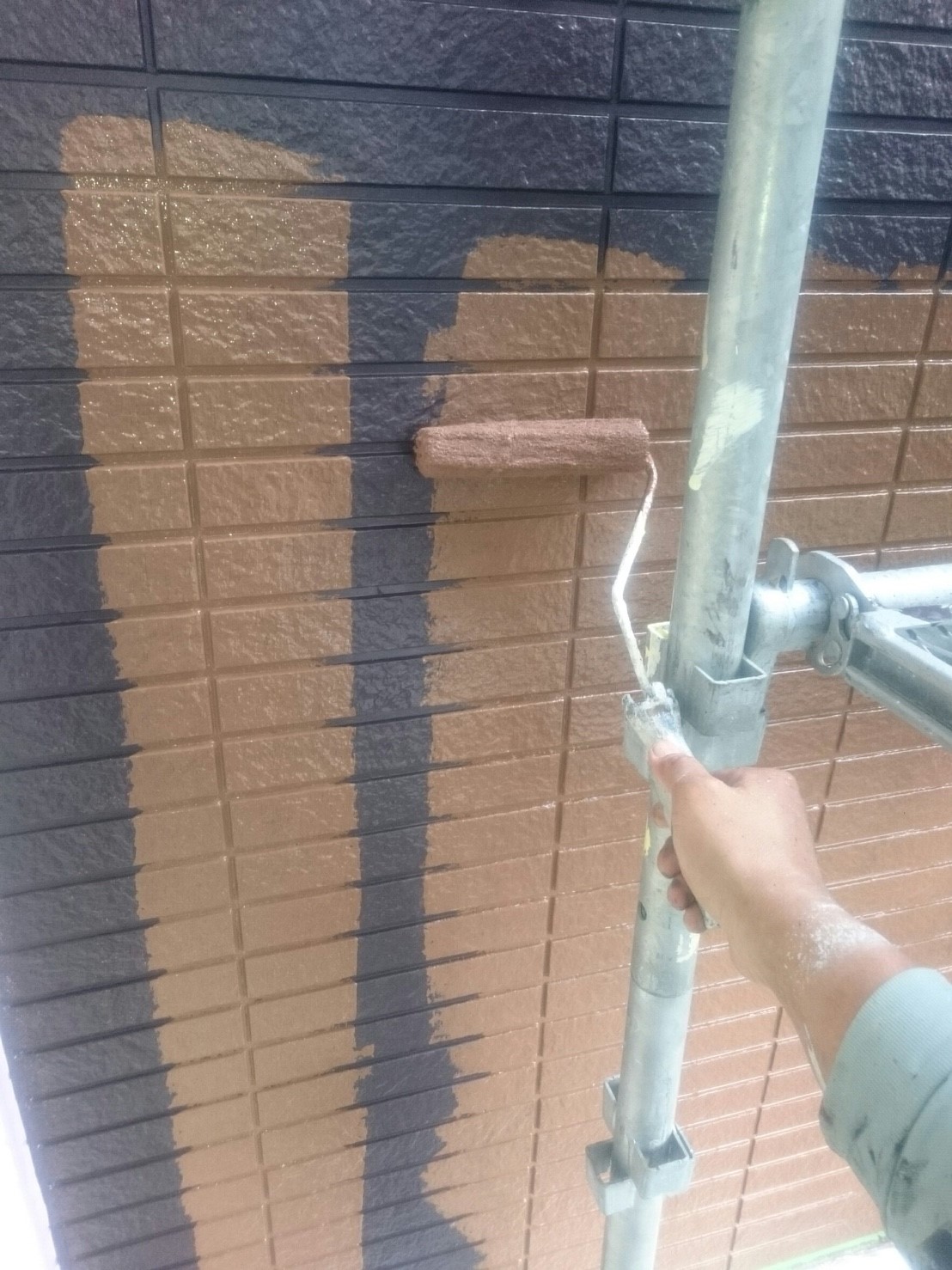 山梨県笛吹市にて外壁塗装工事、下塗り作業から始めます！