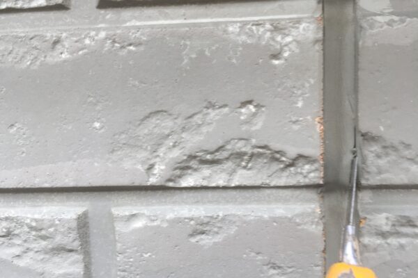 山梨県富士吉田市にて外壁塗装用の目地シール材の撤去作業！