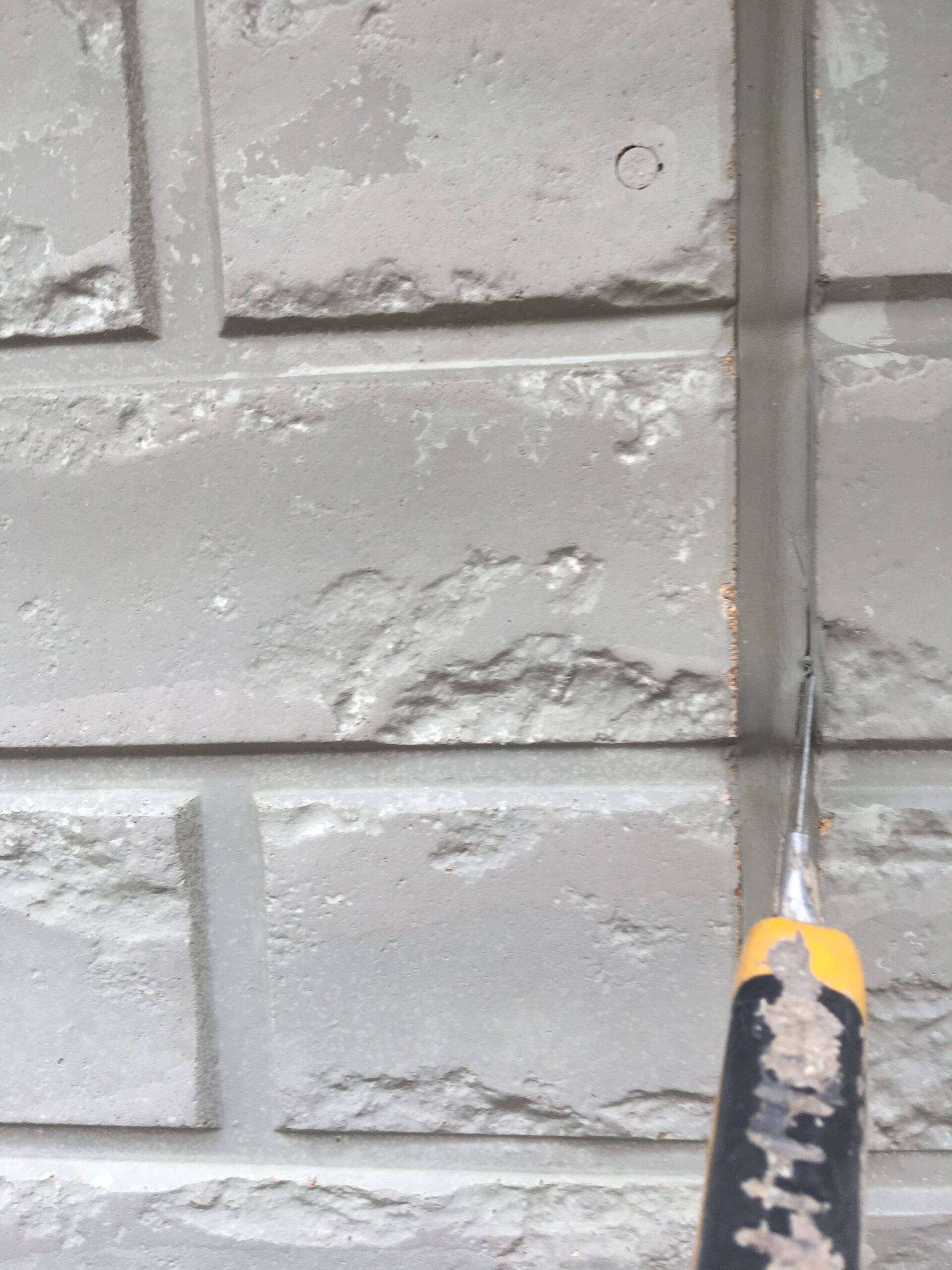 山梨県富士吉田市にて外壁塗装用の目地シール材の撤去作業！