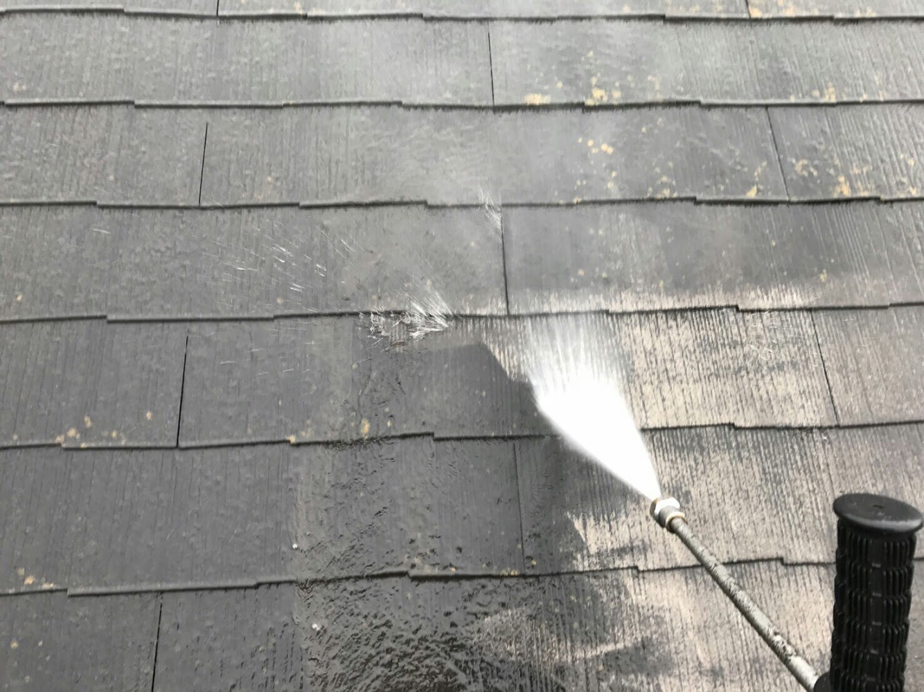 山梨県富士吉田市にて屋根・外壁塗装の洗浄作業！