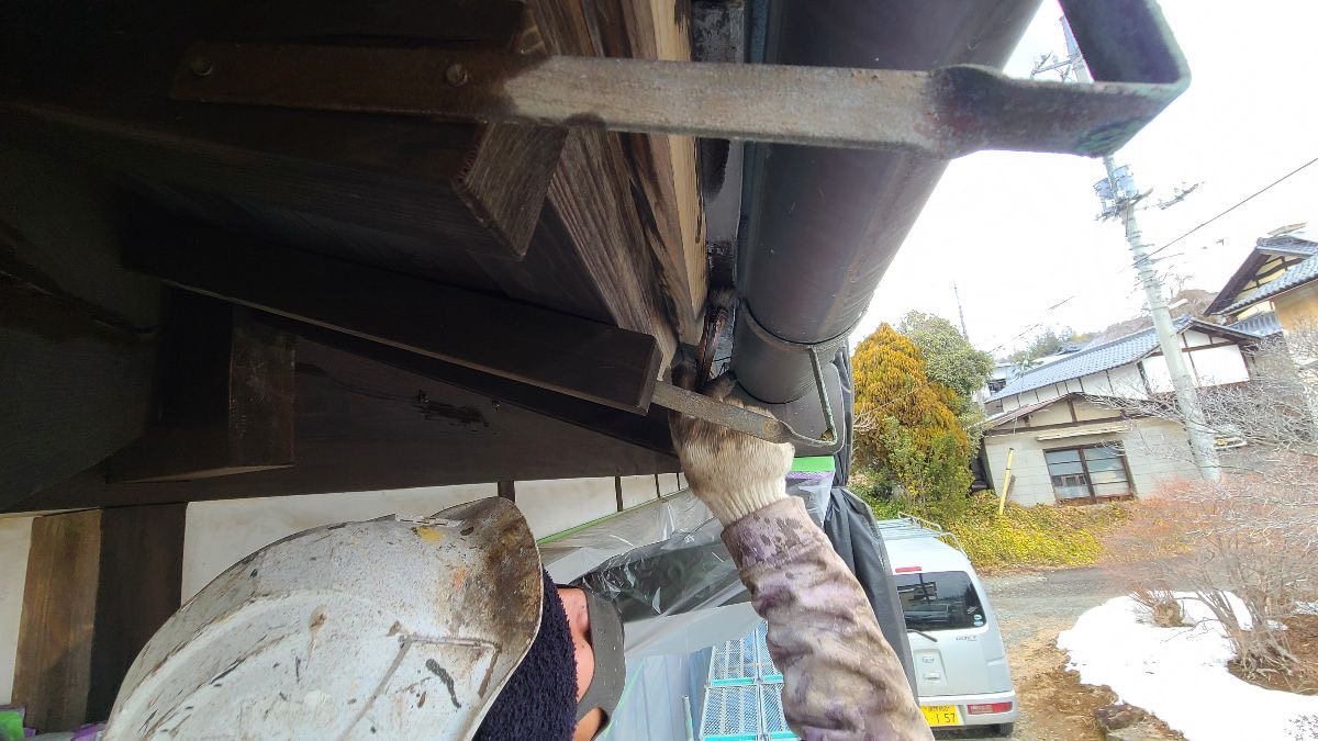 山梨県韮崎市　H様邸　雨樋の塗装　破損している場合は早めに修理を！！