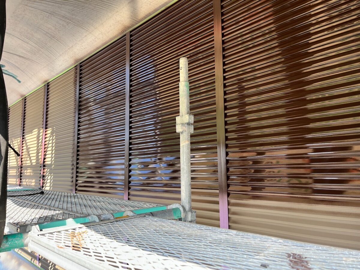 山梨県韮崎市　H様邸　ルーバー雨戸の塗装と施工後をご紹介します！