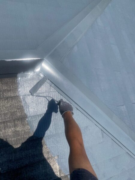 山梨県山梨市　アパートの屋根・外壁塗装工事　スレート屋根の下塗り〜上塗り