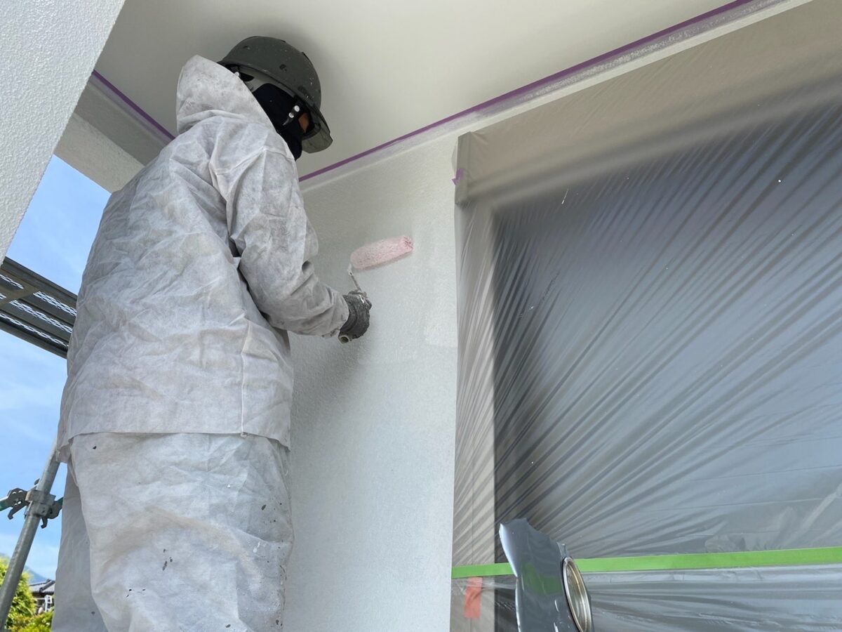 山梨県南アルプス市　M様邸　外壁塗装工事　外壁の下塗り　エピテックフィラー塗布