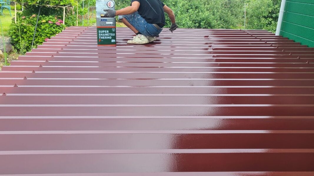 山梨県韮崎市　屋根・外壁塗装工事　折半屋根の上塗り