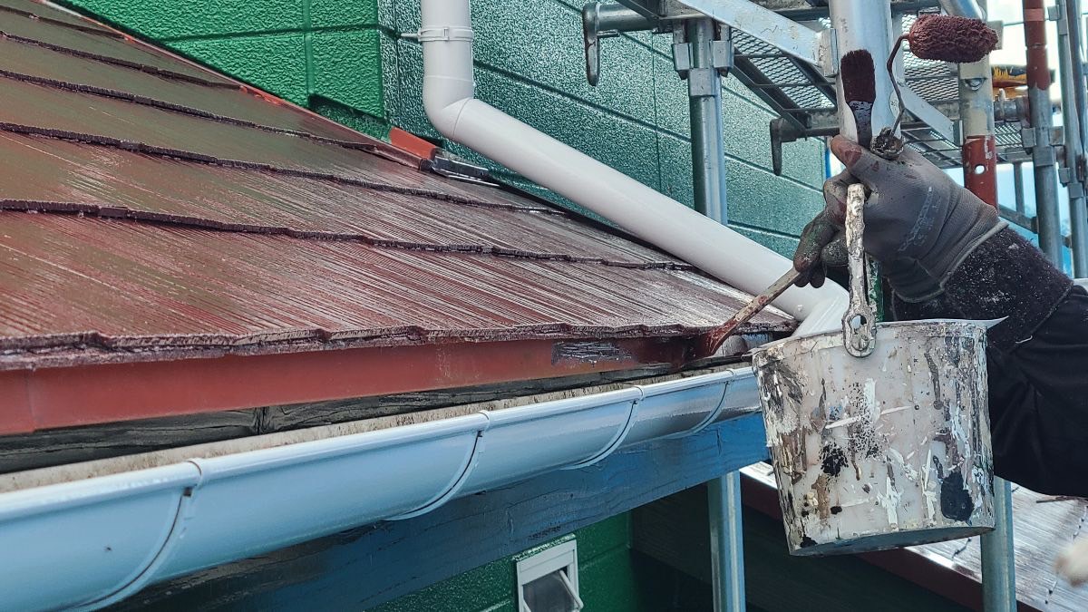 山梨県韮崎市　屋根・外壁塗装工事　下屋根と水切りの塗装