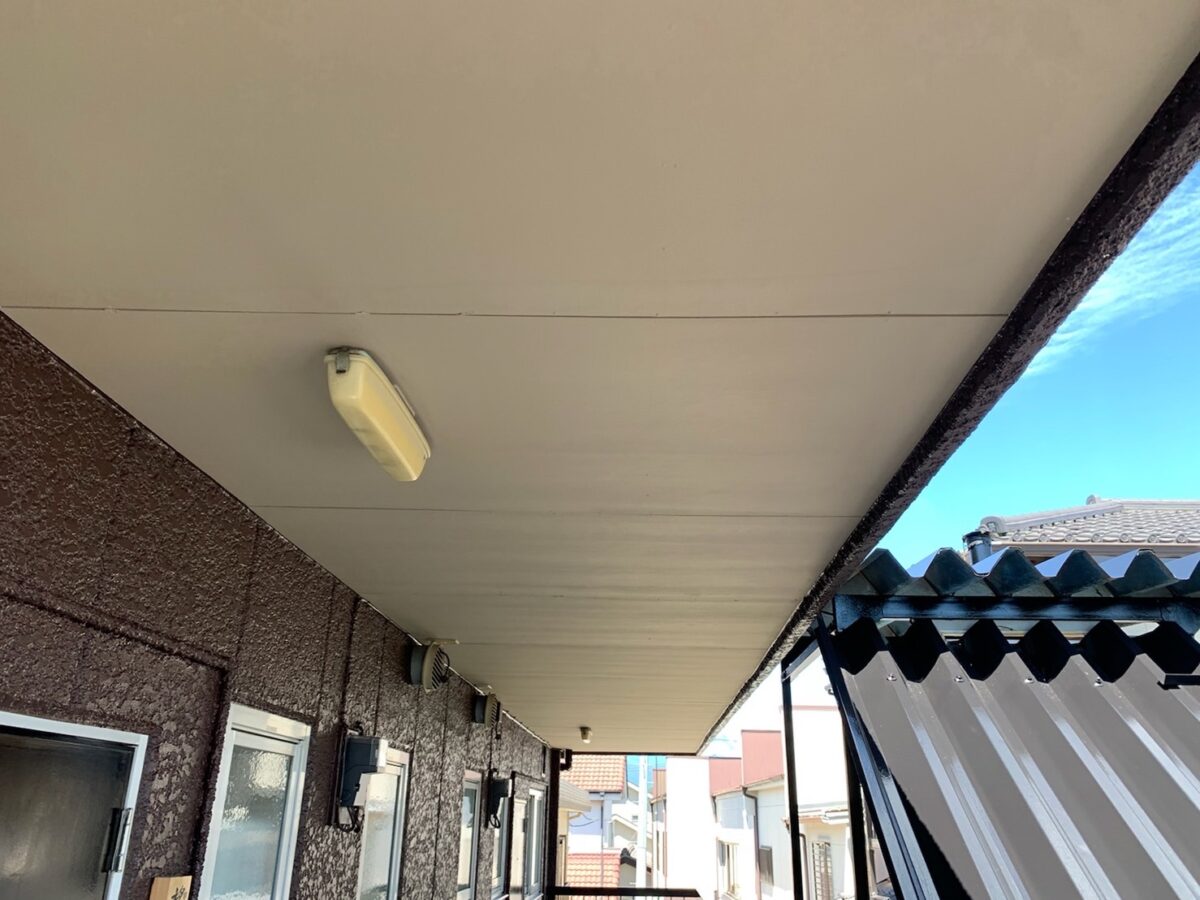 山梨県甲府市　アパート外壁・屋根塗装工事　階段屋根と軒天井の塗装