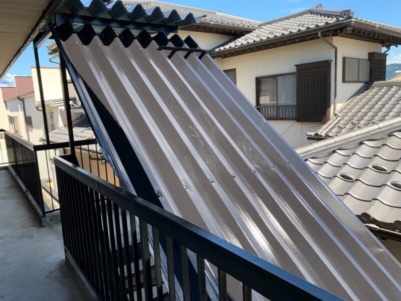 山梨県甲府市　アパート外壁・屋根塗装工事　階段屋根と軒天井の塗装