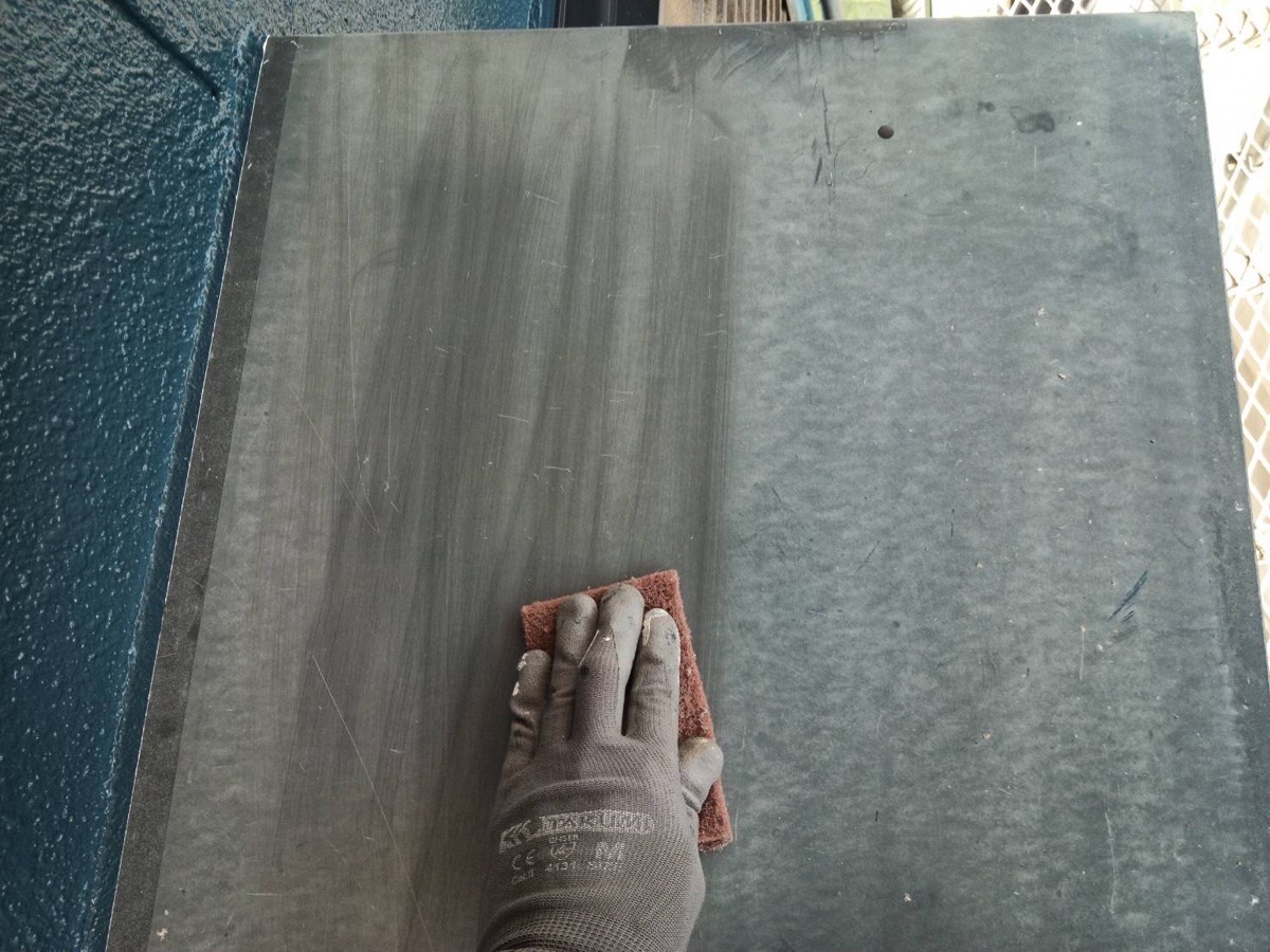 山梨県甲斐市　屋根・外壁塗装工事　屋根の中塗り〜上塗り　付帯部のケレン