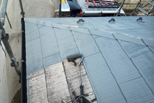 山梨県甲斐市　屋根・外壁塗装工事　棟板金の補修〜屋根の下塗り