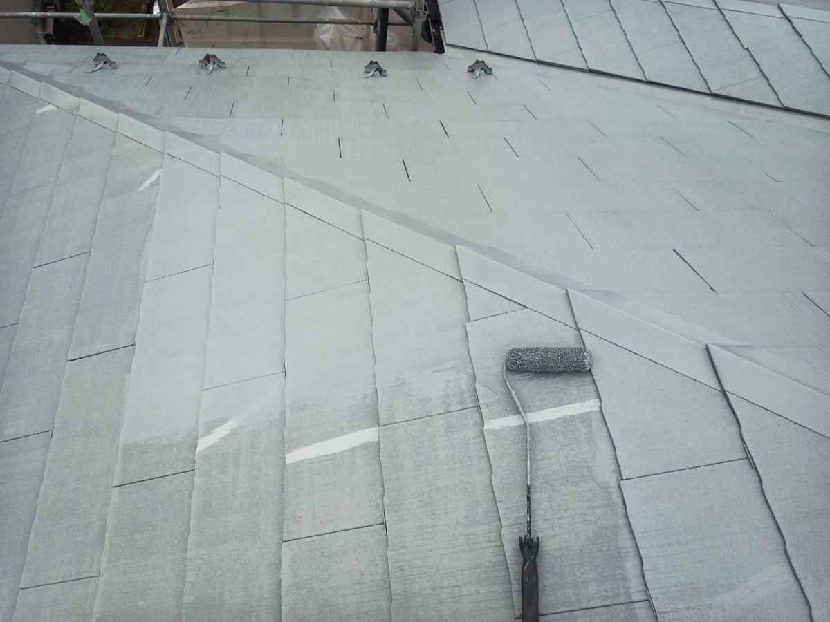 山梨県甲斐市　屋根・外壁塗装工事　屋根の中塗り〜上塗り　付帯部のケレン