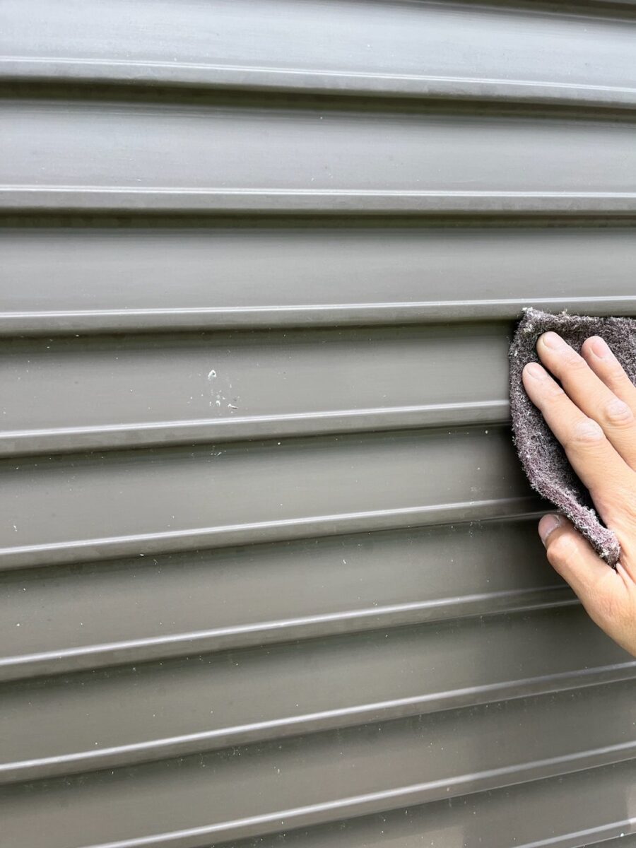 山梨県北杜市　外壁・屋根塗装工事　シャッターの吹き付け塗装