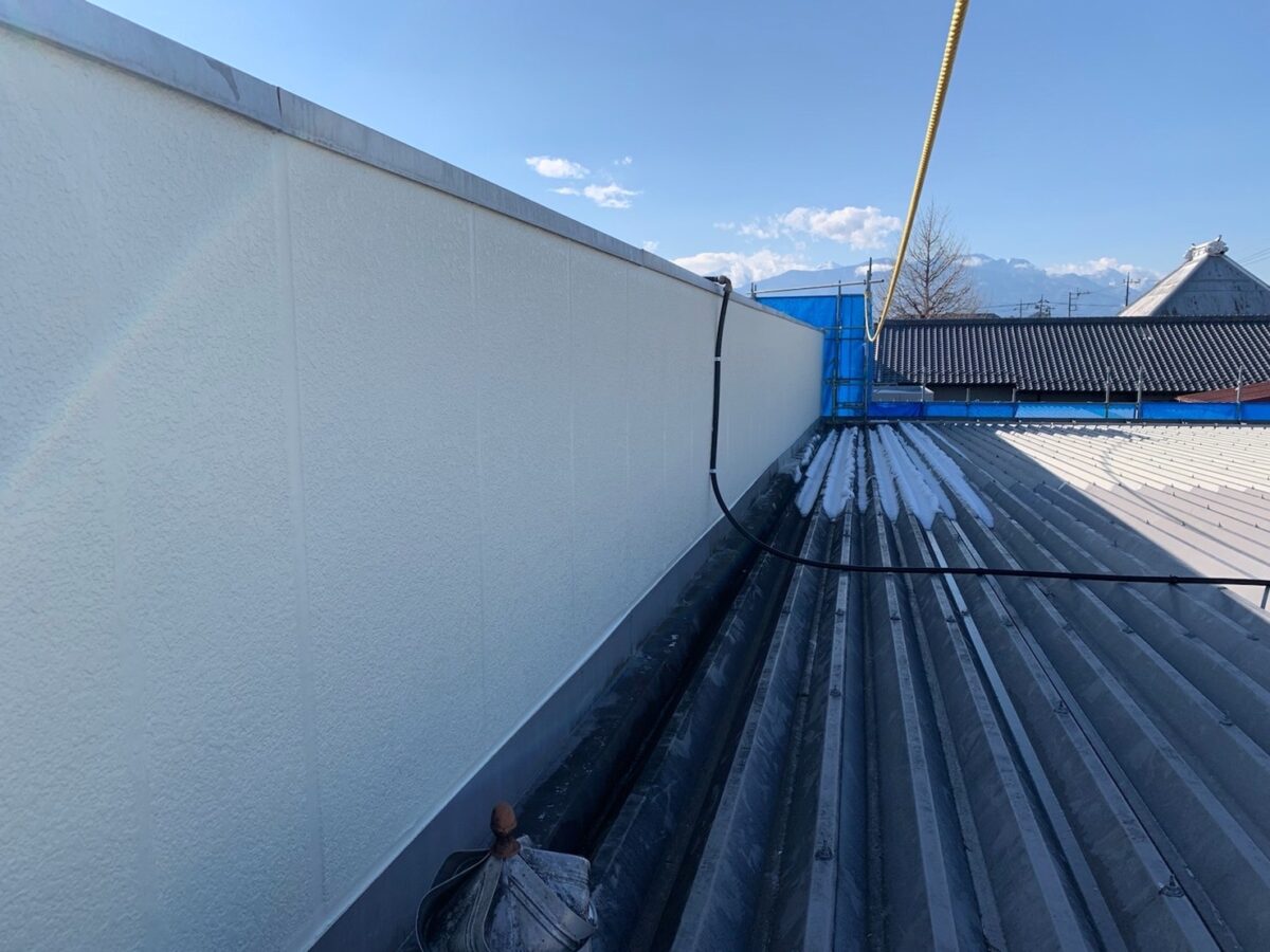 山梨県笛吹市　外壁・屋根塗装工事　折半屋根はサビが発生する前に塗装を！