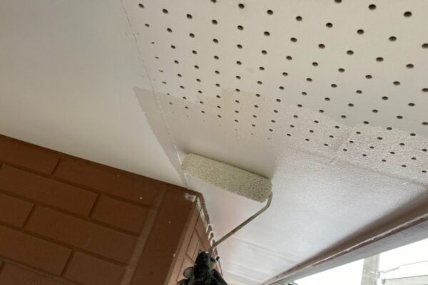 軒天井が剥がれていたら早めに修理を！劣化の原因と補修方法