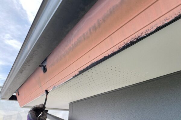 山梨県中巨摩郡昭和町　外壁塗装工事　雨樋と破風板の塗装