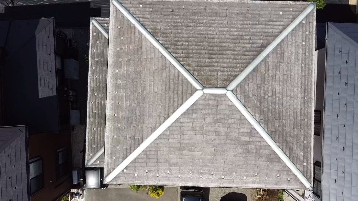 山梨県都留市　外壁・屋根塗装工事　屋根点検の目安は10年前後　足場組み立て設置