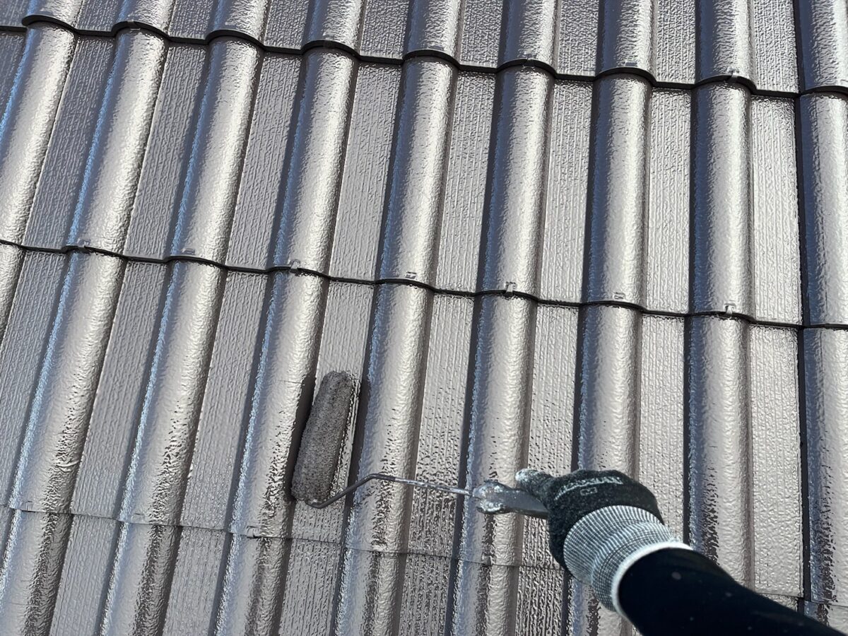 山梨県甲斐市　外壁・屋根塗装工事　屋根の中塗り～上塗りを行いました！
