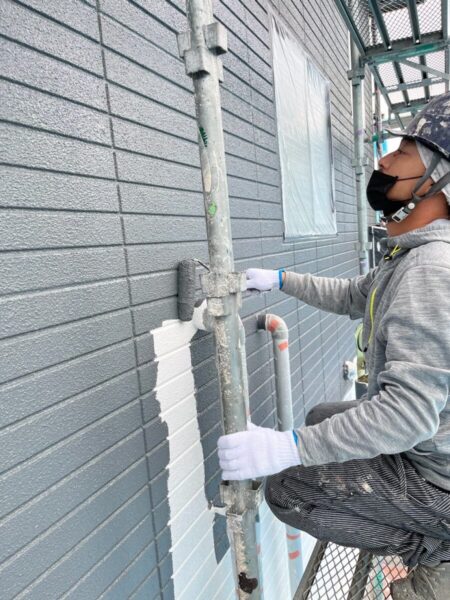 山梨県都留市　外壁・屋根塗装工事　外壁の中塗り〜上塗りを行いました！