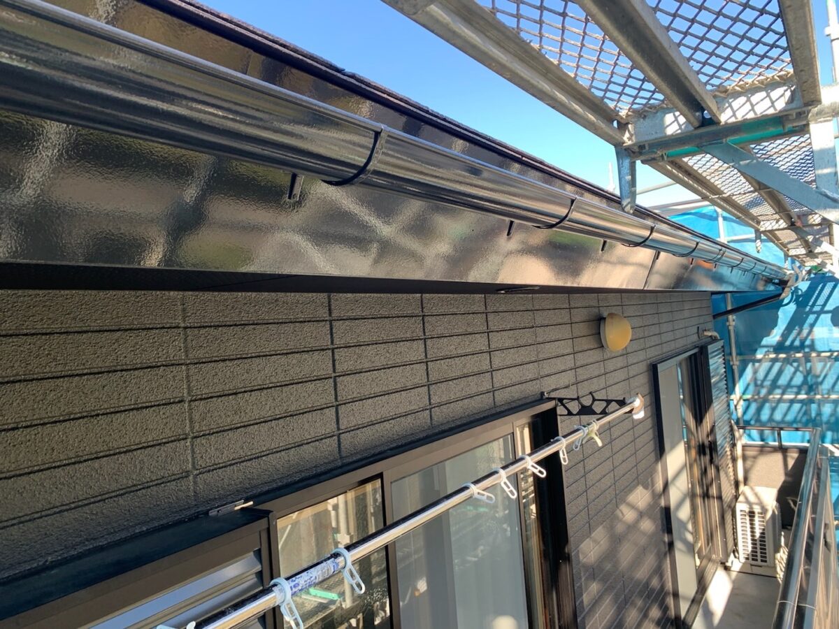 山梨県都留市　外壁・屋根塗装工事　付帯部　軒天井・雨樋・破風板の塗装