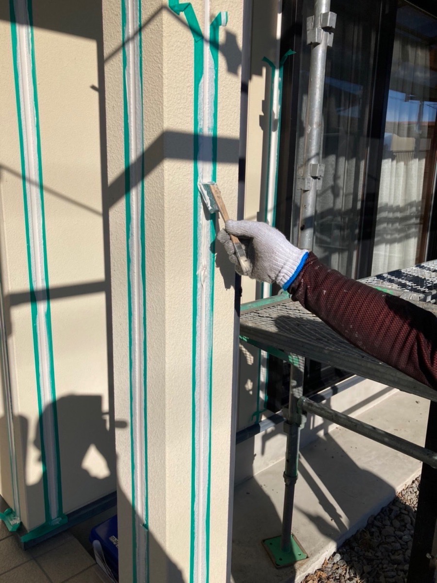 山梨県山梨市　外壁塗装工事　外壁目地のコーキング打ち替え工事