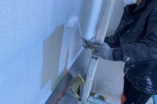 山梨県山梨市　屋根・外壁塗装工事　外壁の下塗り作業
