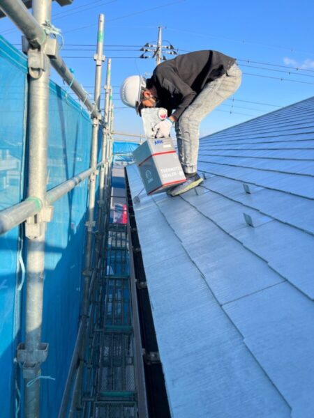 山梨県山梨市　屋根・外壁塗装工事　屋根の下塗り作業