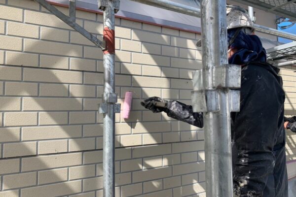山梨県甲斐市　屋根・外壁塗装工事　養生〜外壁の下塗り
