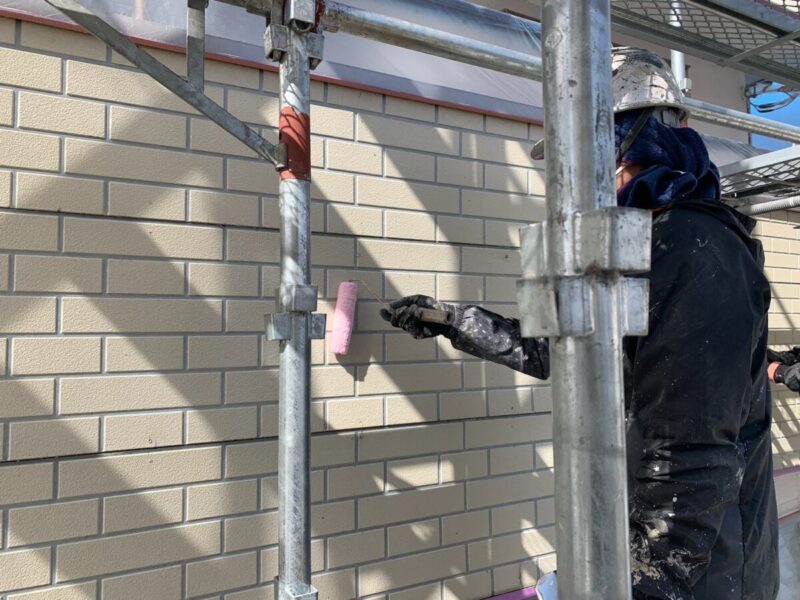 山梨県甲斐市　屋根・外壁塗装工事　養生〜外壁の下塗り
