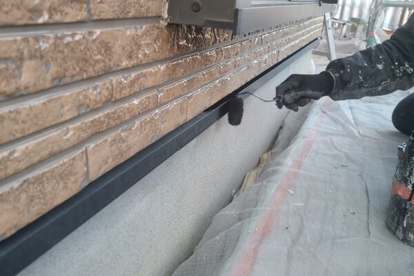 山梨県甲斐市　屋根・外壁塗装工事　付帯部　水切り塗装
