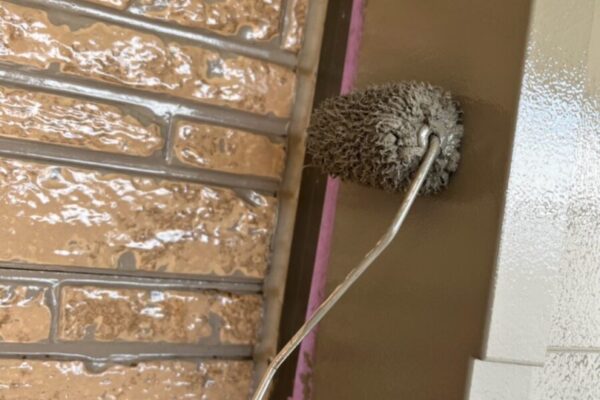 山梨県甲斐市　屋根・外壁塗装工事　シャッターボックスの塗装　鉄部塗装のポイント