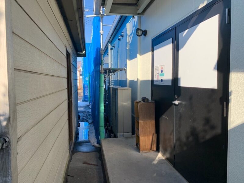 山梨県笛吹市　外壁塗装工事　足場の設置スペースについて