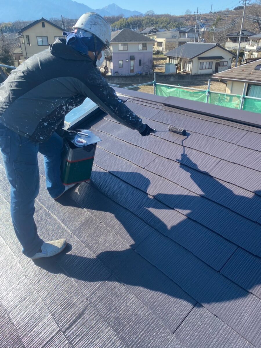 山梨県甲斐市　屋根・外壁塗装工事　屋根の中塗り〜上塗り