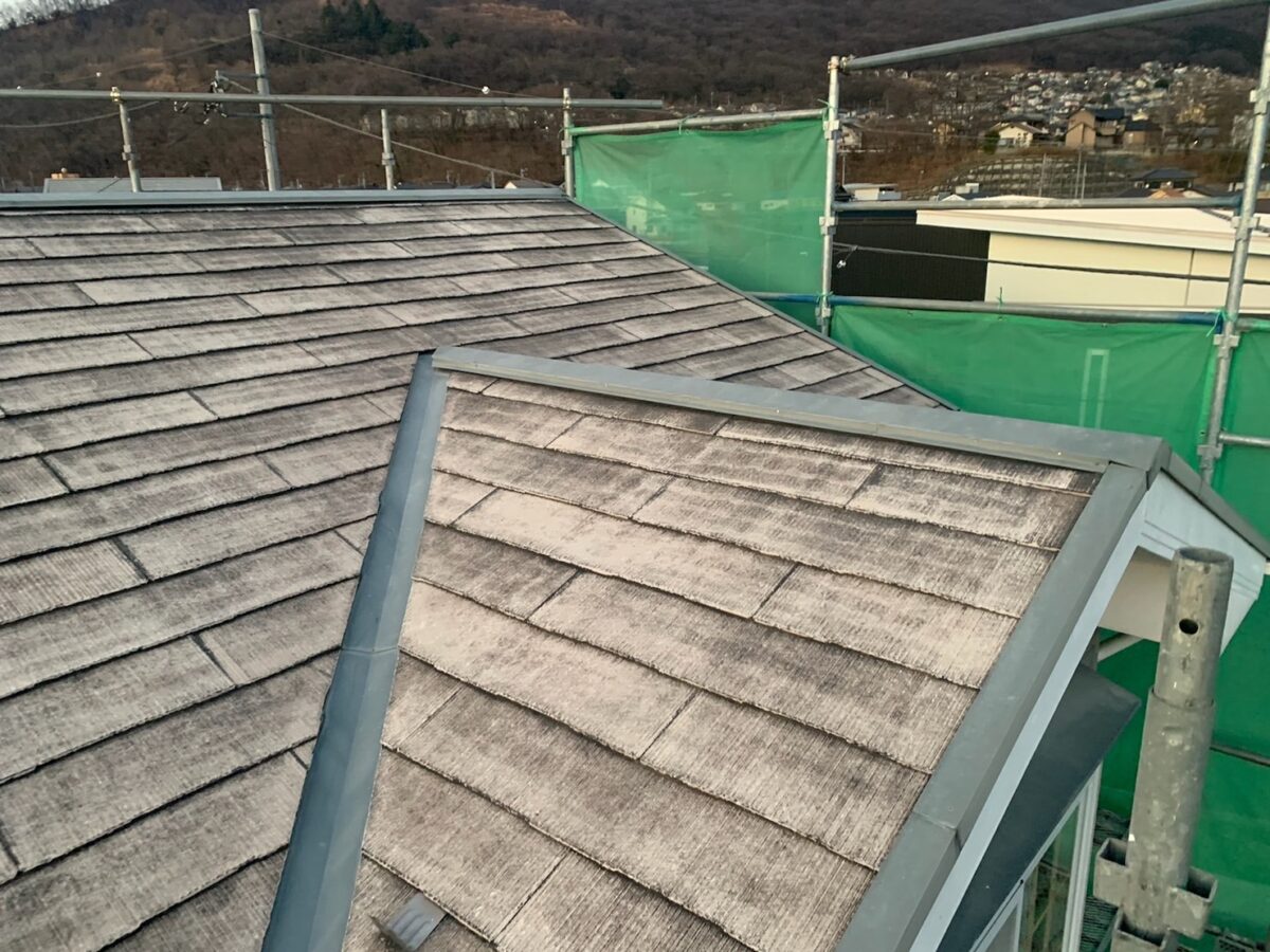 山梨県甲斐市　屋根・外壁塗装工事　屋根の下塗り作業