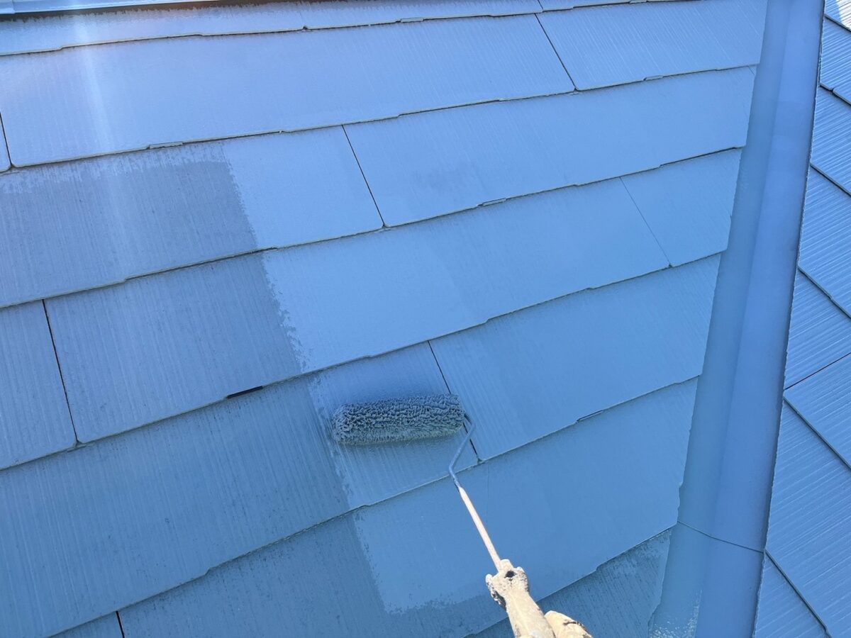 山梨県甲斐市　屋根・外壁塗装工事　屋根の2回目下塗り〜タスペーサー設置