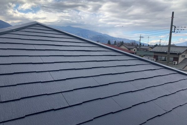 山梨県中央市　屋根・外壁塗装工事　屋根の上塗り　スーパーシャネツサーモ仕上げ