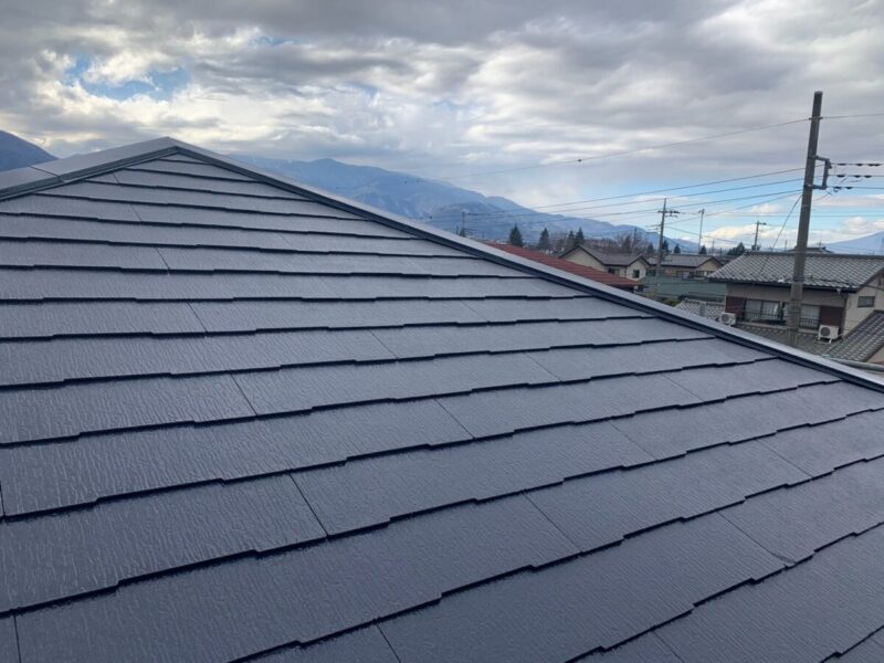 山梨県中央市　屋根・外壁塗装工事　屋根の上塗り　スーパーシャネツサーモ仕上げ