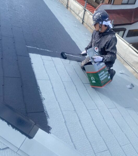 山梨県中央市　屋根・外壁塗装工事　屋根の中塗り