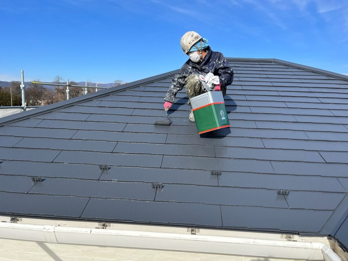 屋根で行うコーキング工事を解説！工事の必要性と放置する危険性・工事時期について