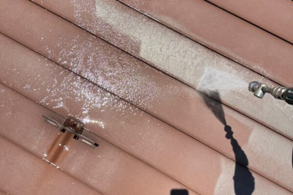 山梨県南都留郡富士河口湖町　屋根塗装・外壁塗装工事　下地処理　高圧洗浄作業