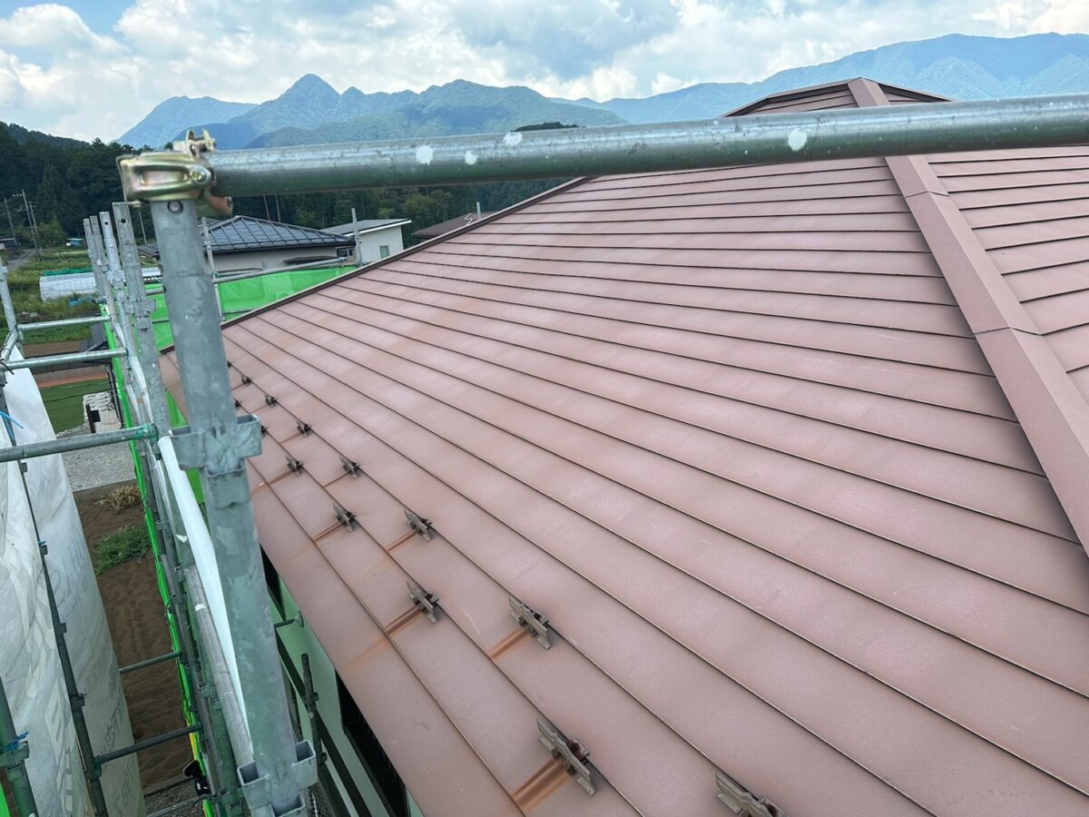 山梨県南都留郡富士河口湖町　屋根塗装・外壁塗装工事　屋根の劣化症状と塗装のポイント