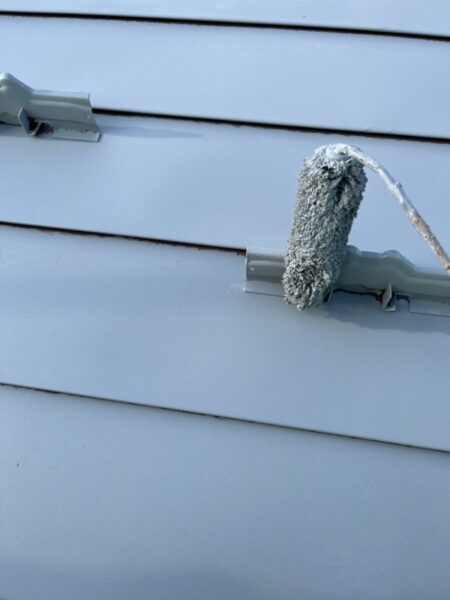 山梨県南都留郡富士河口湖町　屋根塗装・外壁塗装工事　屋根板金と雪止めの下塗り