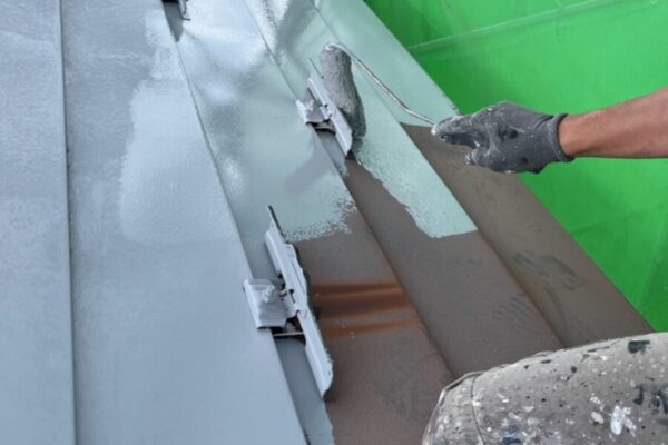 山梨県南都留郡富士河口湖町　屋根塗装・外壁塗装工事　屋根の下塗り　エポパワーシーラー塗布