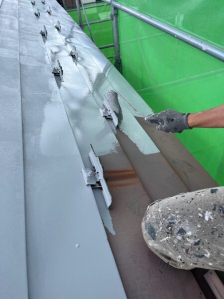 山梨県南都留郡富士河口湖町　屋根塗装・外壁塗装工事　屋根の下塗り　エポパワーシーラー塗布