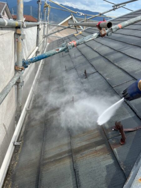 山梨県笛吹市　屋根塗装・外壁塗装・ベランダ防水工事　足場組立設置と高圧洗浄作業