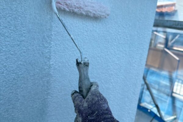 山梨県笛吹市　外壁塗装工事　外壁の下塗り工程　下塗りをする目的について