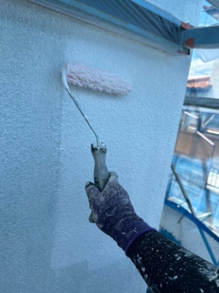 山梨県笛吹市　外壁塗装工事　外壁の下塗り工程　下塗りをする目的について