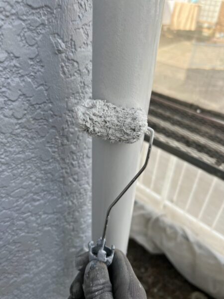 山梨県笛吹市　外壁塗装工事　付帯部　縦樋塗装と雨樋のメンテナンスについて