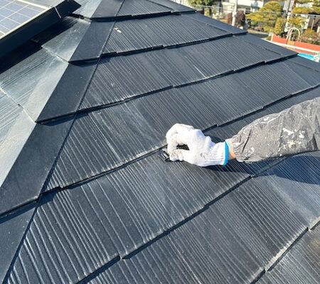 山梨県韮崎市　屋根・外壁塗装工事　屋根塗装 縁切り タスペーサー取り付け